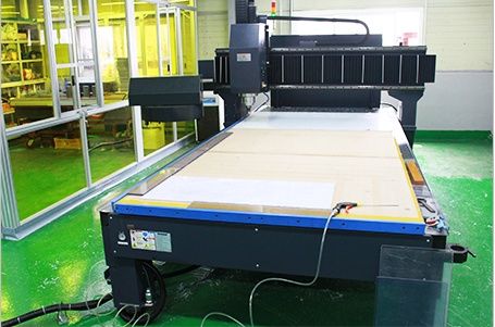 공장에 설치된 대형 CNC 라우터